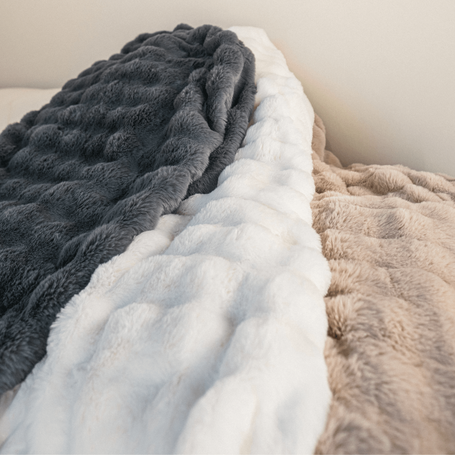 Accessory - Capasa Alpine Faux Fur Blanket - MC - Mario Capasa